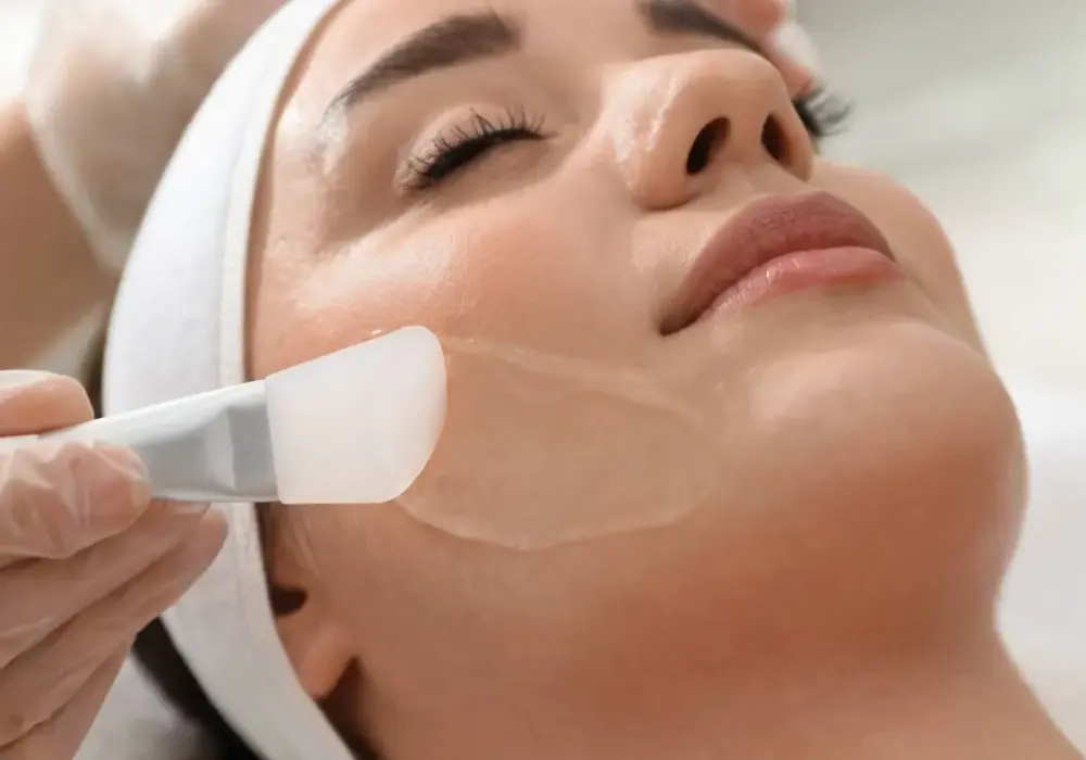 Peeling chemiczny skóry - efekty, ceny i bezpieczna regeneracja