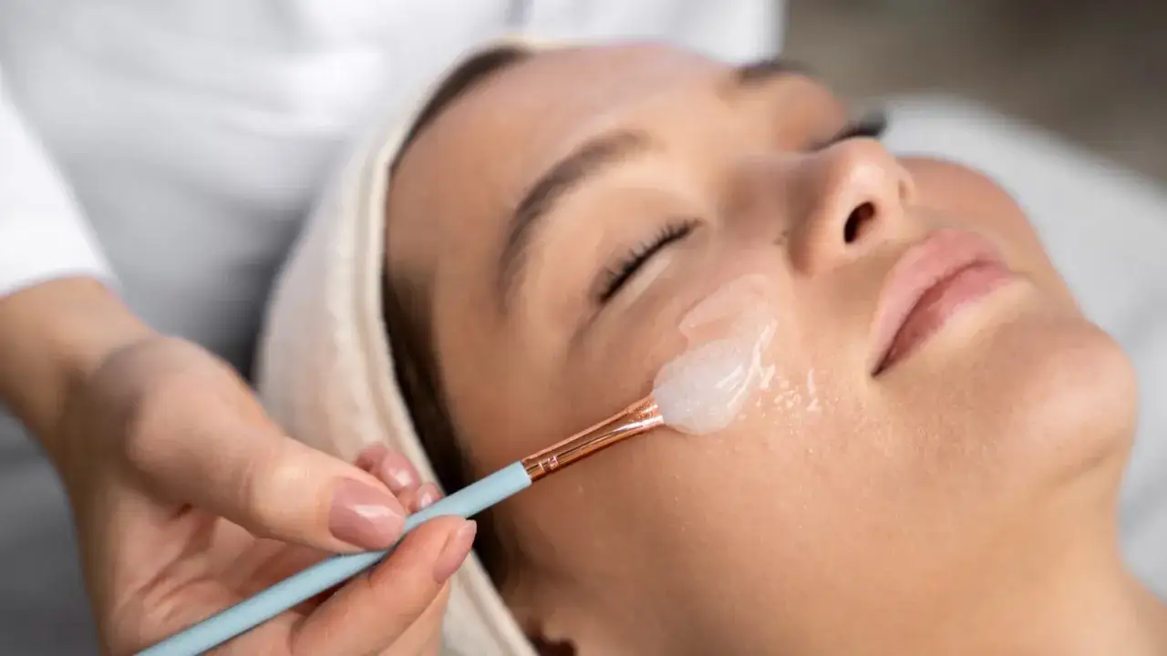 Delikatna aplikacja produktu na twarz podczas zabiegu colorpeel. Skóra rozjaśniona i odżywiona.