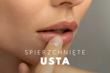 Zbliżenie na usta, które dotyka palec. Tekst: "Spierzchnięte usta". Poznaj suche usta przyczyny.