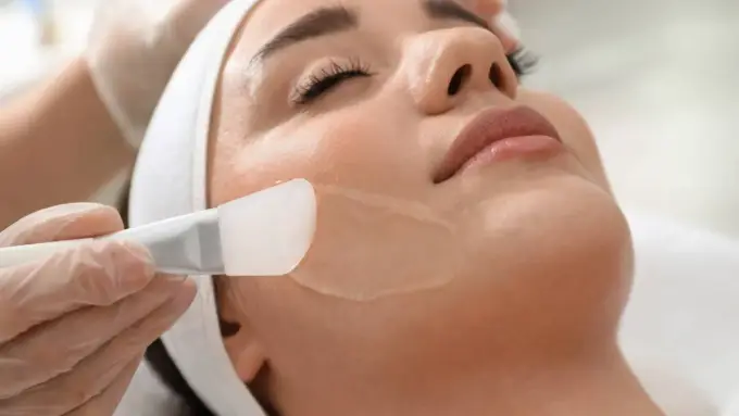 Peeling chemiczny skóry - efekty, ceny i bezpieczna regeneracja